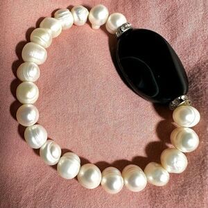 Genuine pearl onyx stretchy bracelet